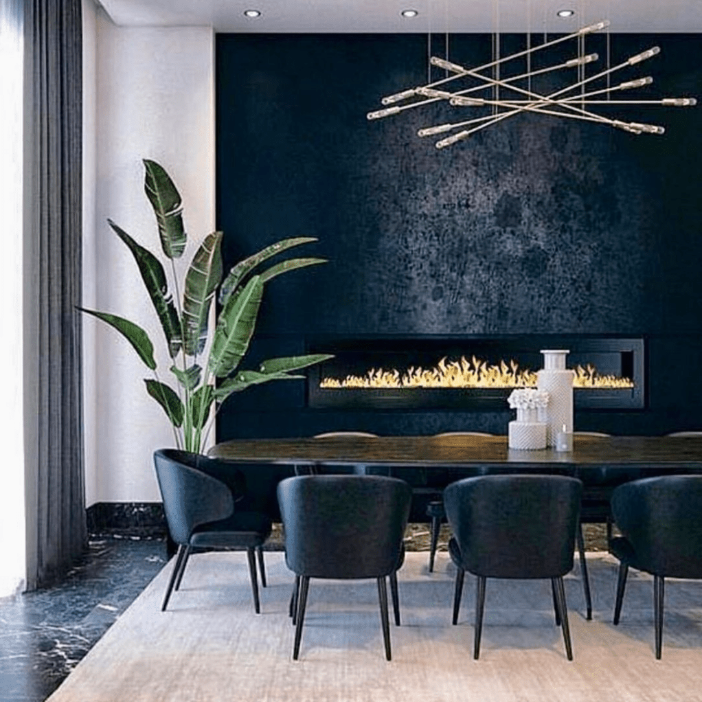 有黑色家具和从天花板一直垂到地板的深灰色窗帘的餐厅