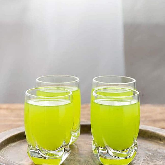 在一个镜头玻璃霓虹色的鸡尾酒。