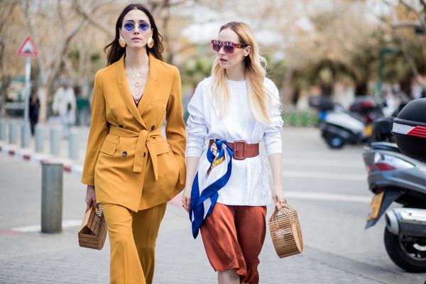 一对夫妇走着，其中一人一脸震惊