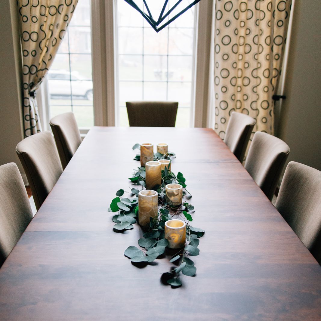 与蜡烛的厨房用桌