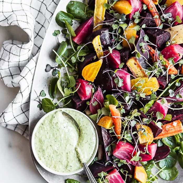 烤甜菜沙拉配Chevre绿女神酱