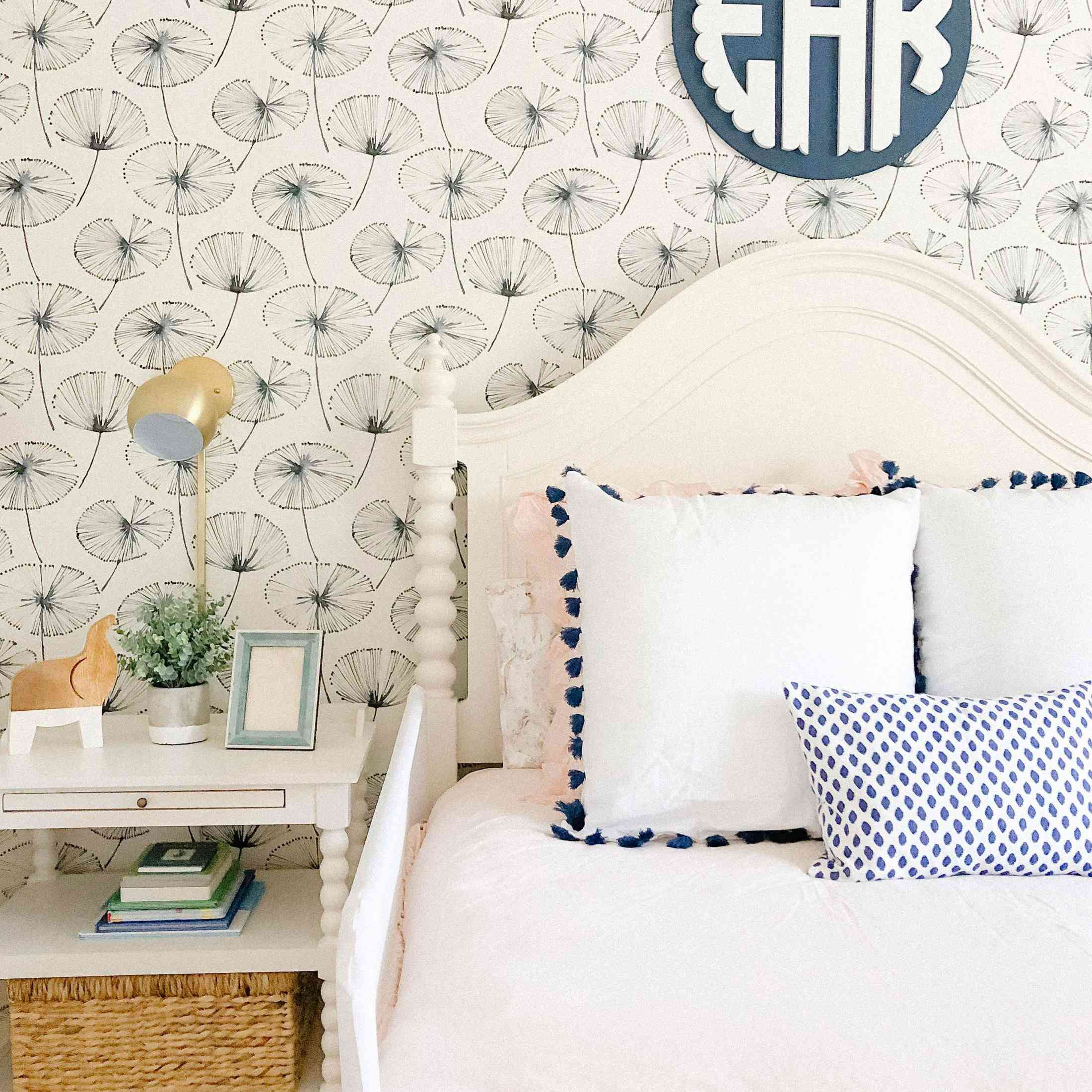 床上有字母组合的女孩房间。