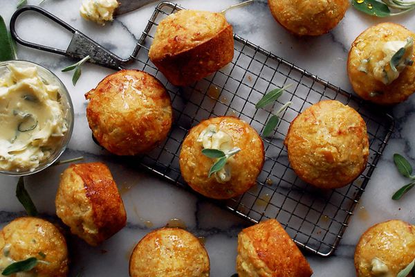 切达苹果玉米面包松饼配枫糖鼠尾草黄油