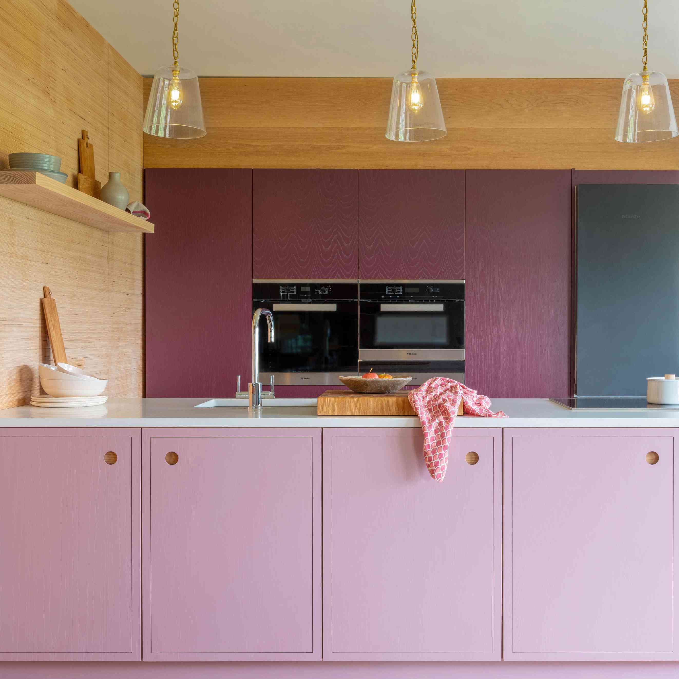 粉红色和品红色的厨房