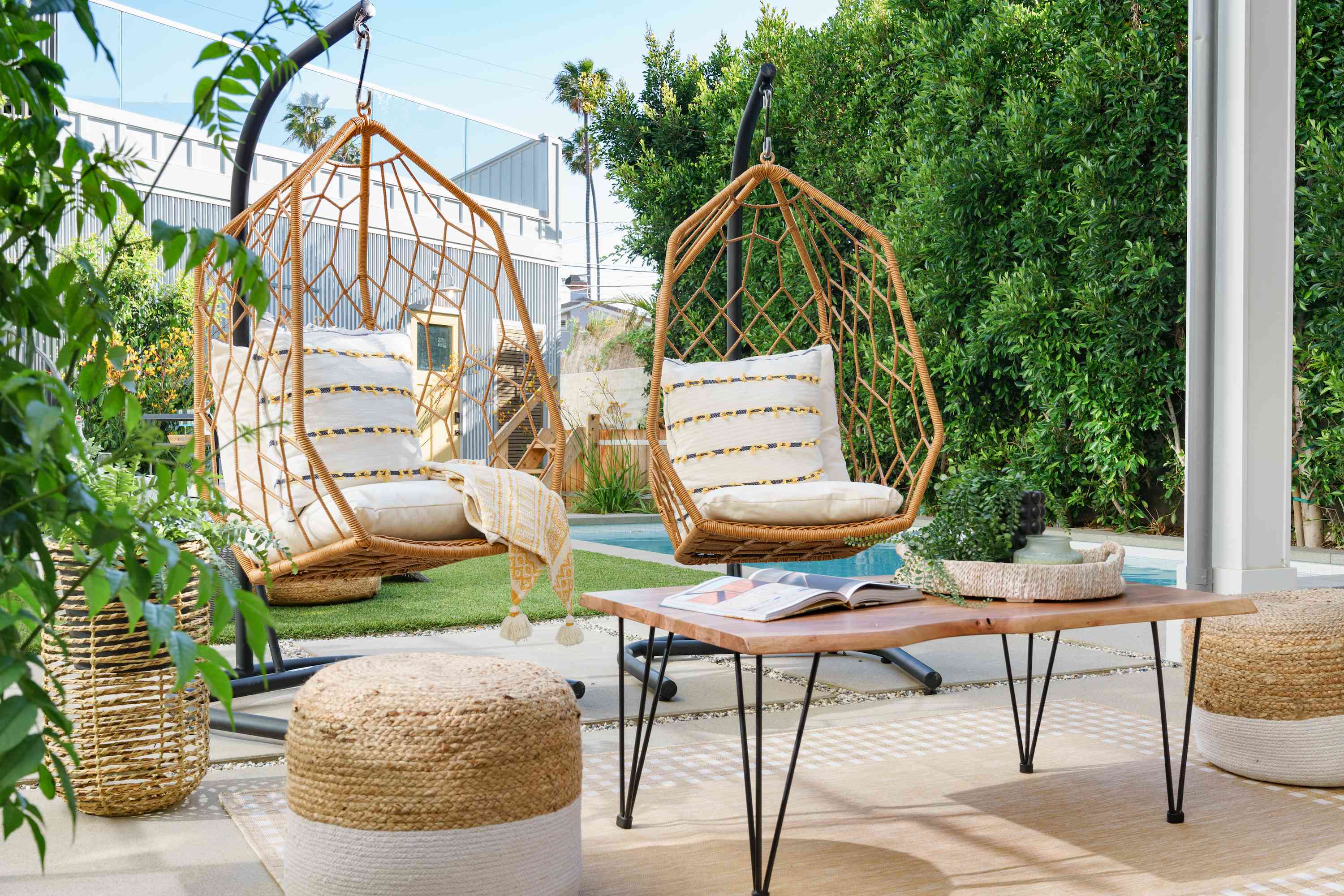 两个挂藤椅外面。