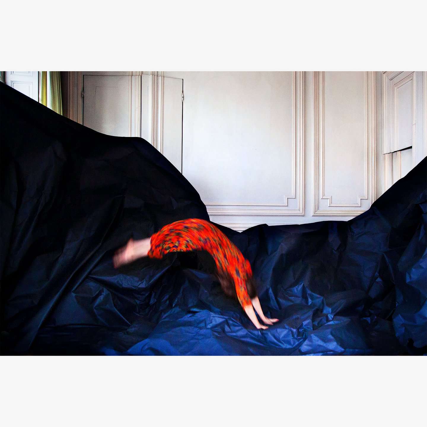 在红色礼服跳水女子的照片变成蓝色布羽