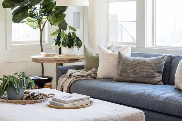 沙发、咖啡桌和书的特写。