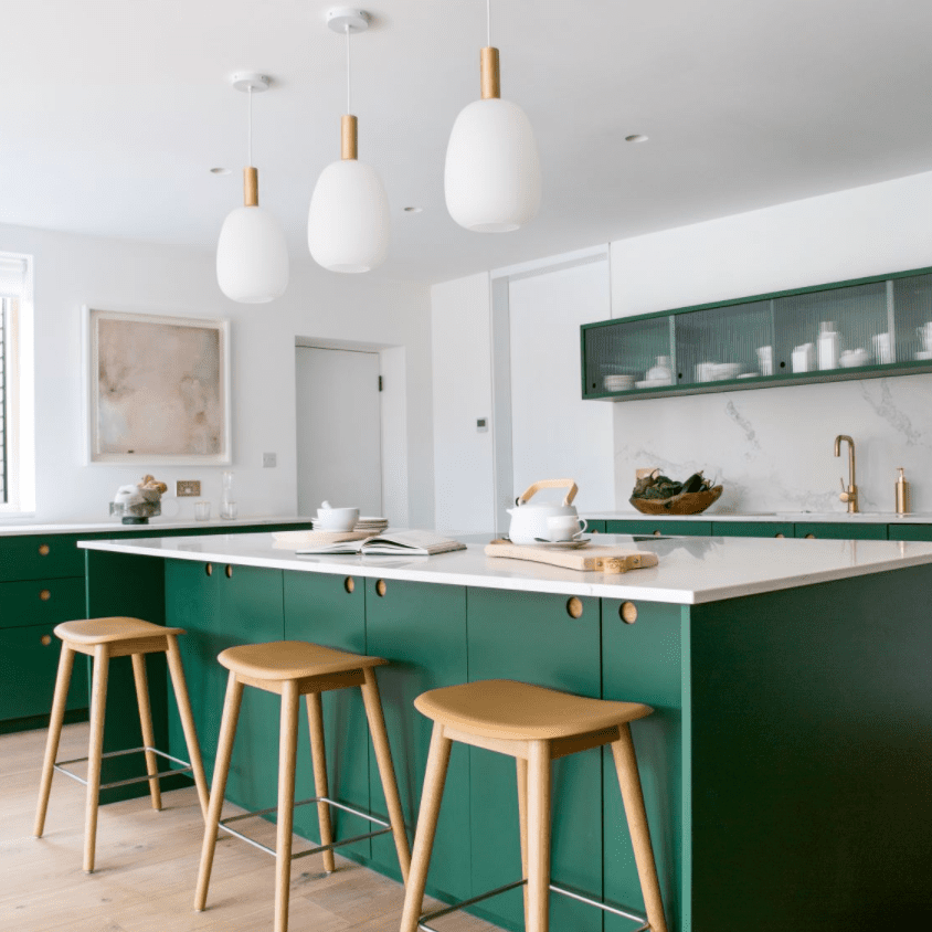 绿色厨房与大理石后挡板