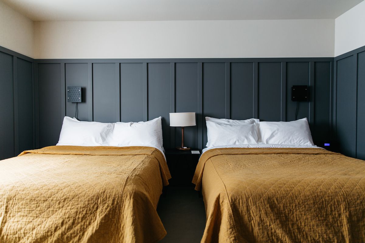 一个黑暗的卧室，有两张床