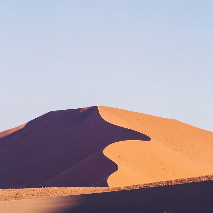 由于在纳米比亚的纳米布沙漠紫色和橙色沙“class=