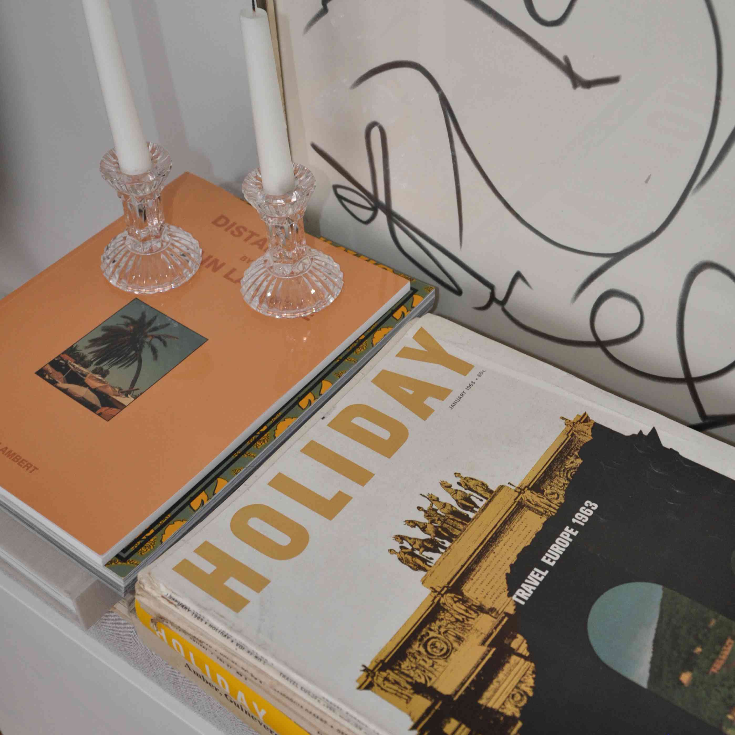 与蜡烛的五颜六色的书在上面。