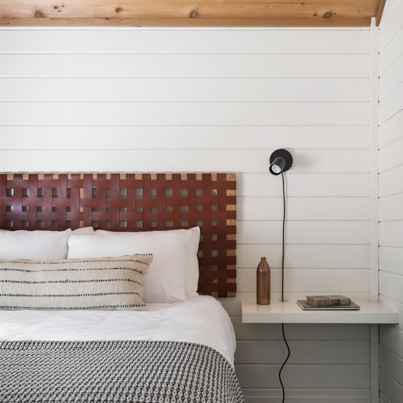 卧室的墙壁和天花板上有船搭