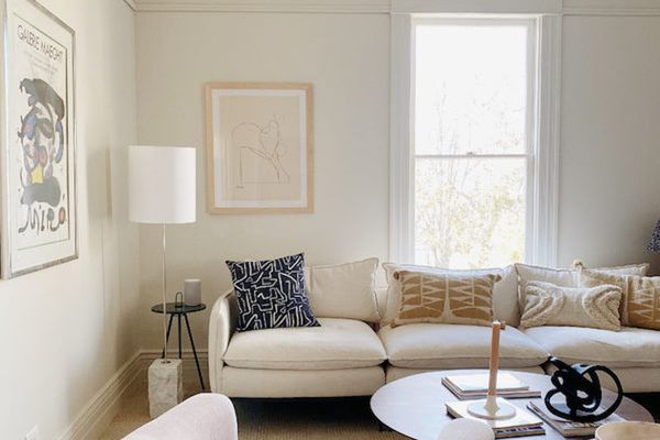 公寓客厅，白色沙发。