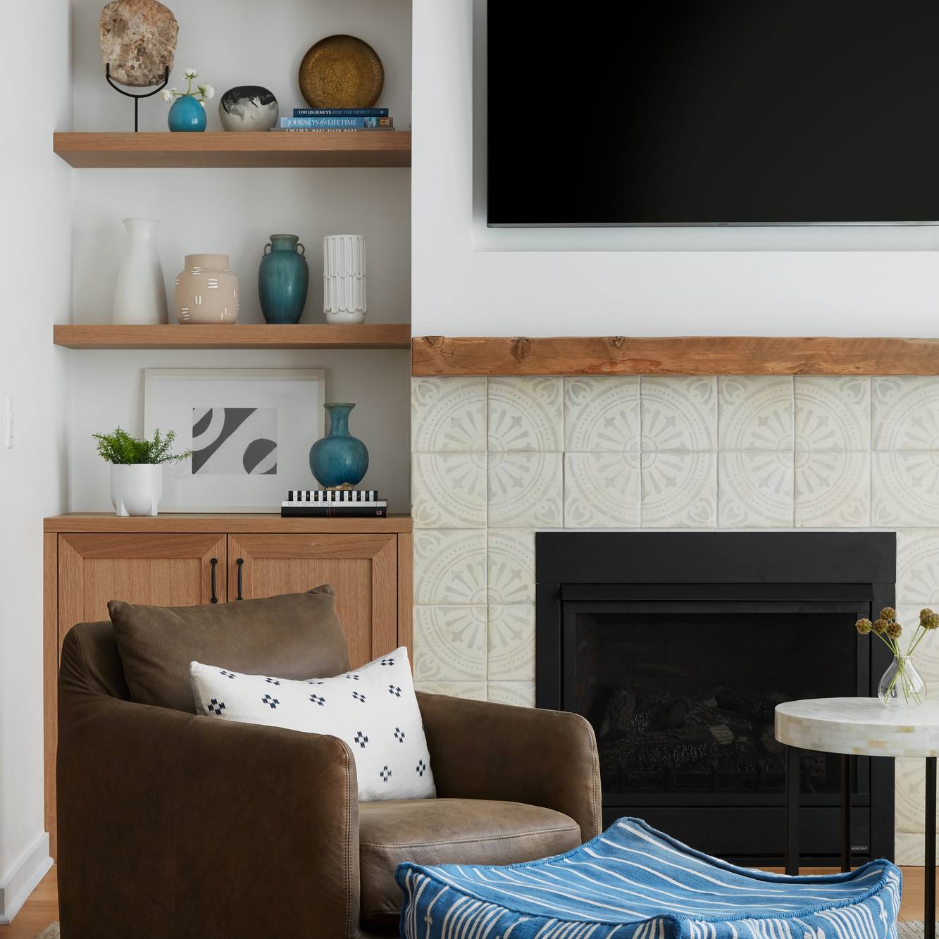 带壁炉的客厅和电视