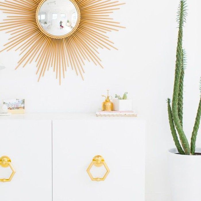 明亮的白色浴室搭配金色