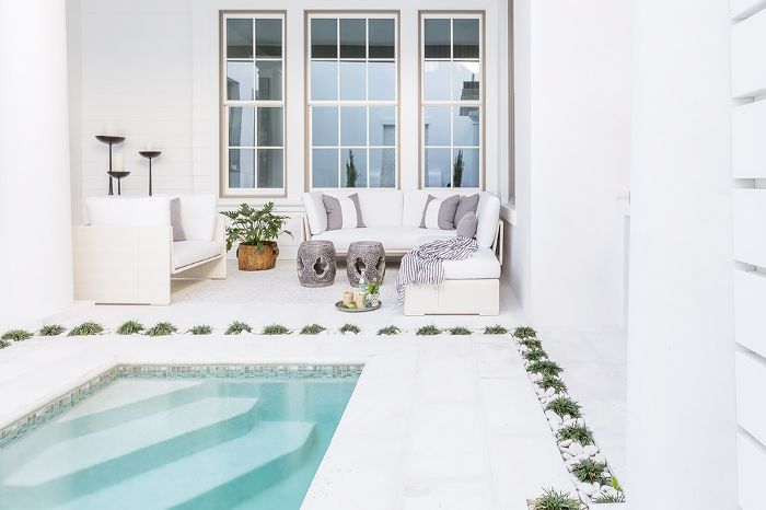 一个游泳池在改建的阿利斯海滩的家