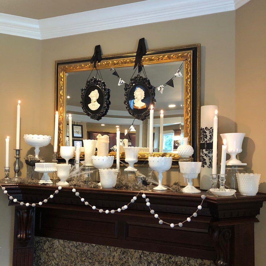 带有万圣节装饰的壁炉披风