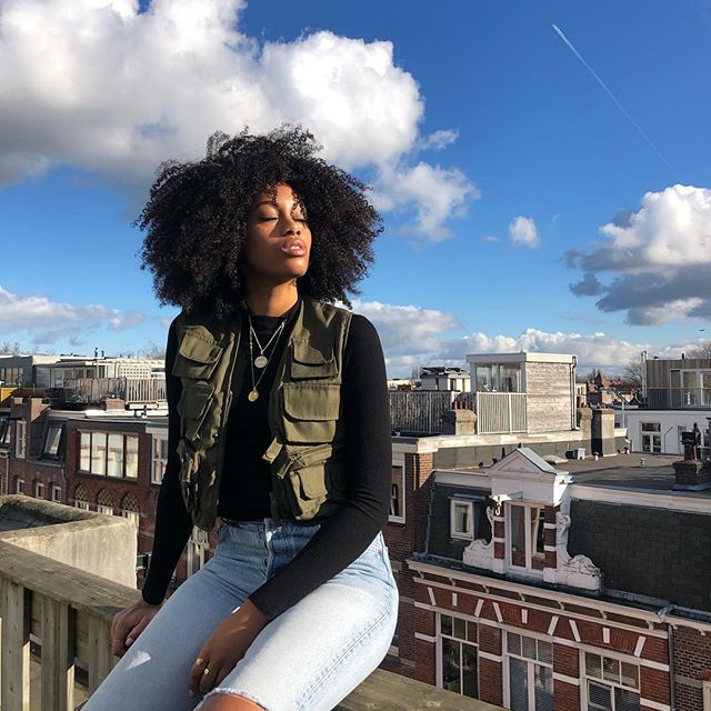 一个女人通过闭上眼睛，深呼吸来释放压力。