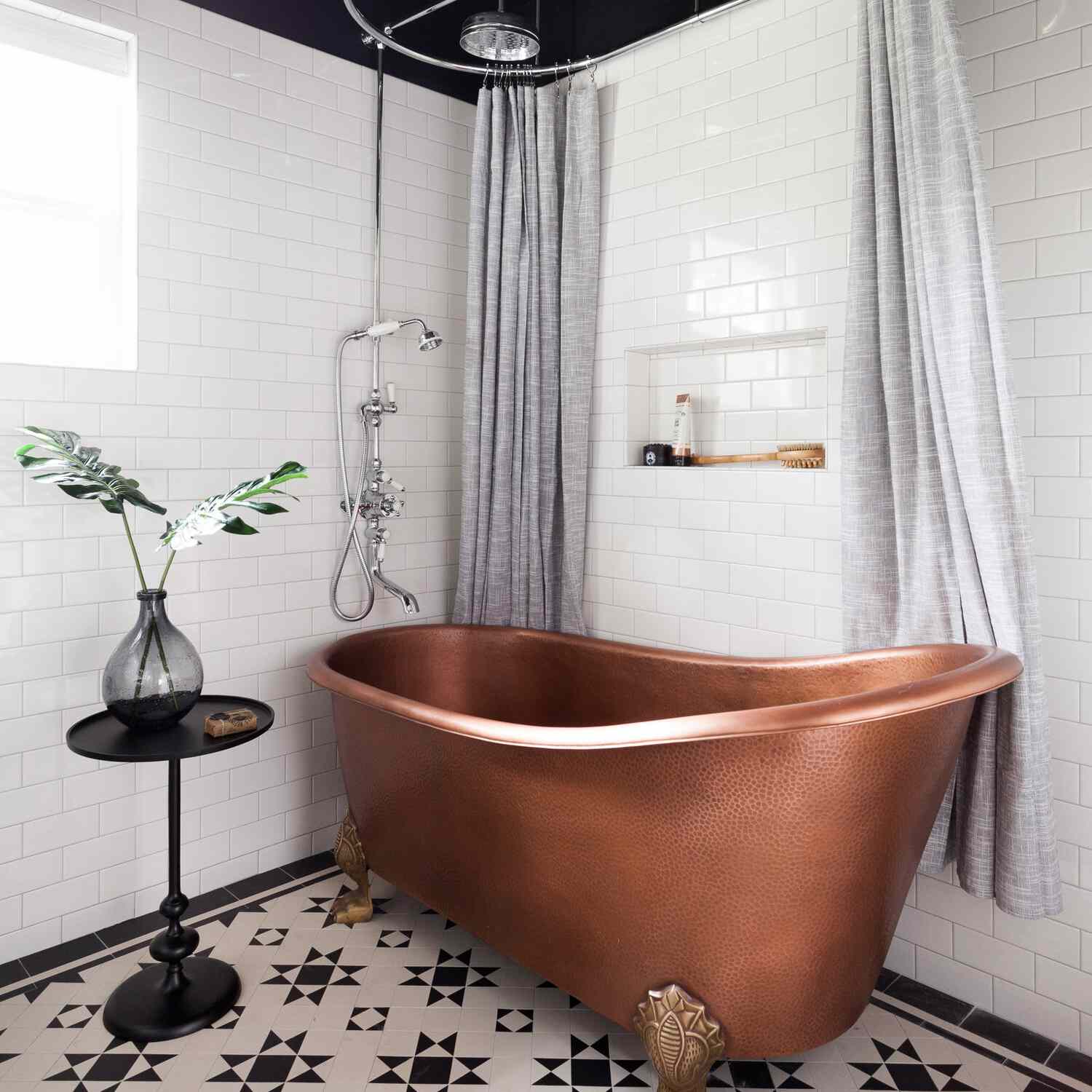 有铜浴缸的葡萄酒卫生间。