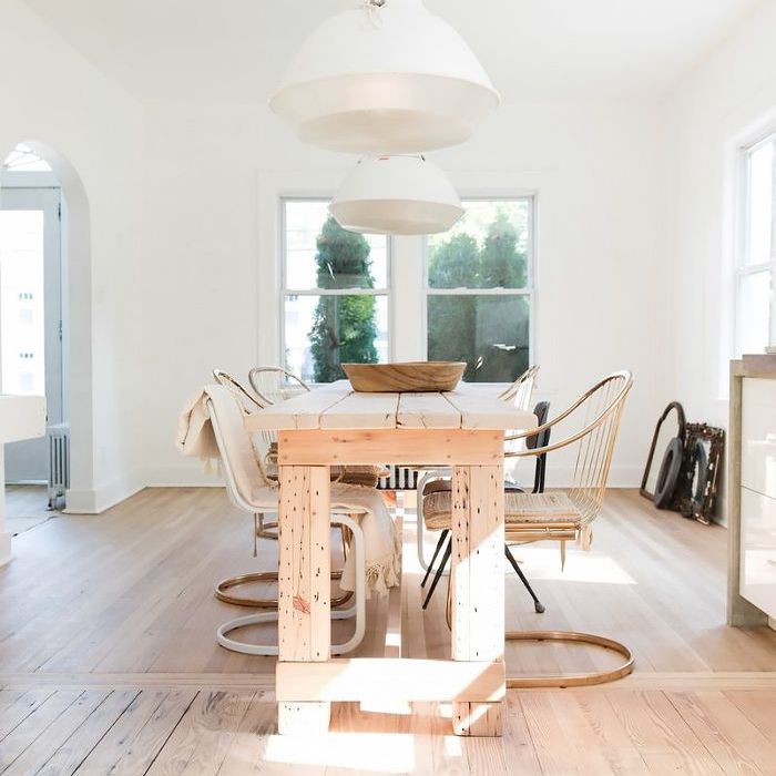 带有天然木制家具和地板的白色餐厅