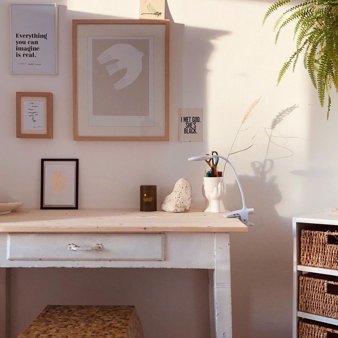 有木头装饰的白色书桌