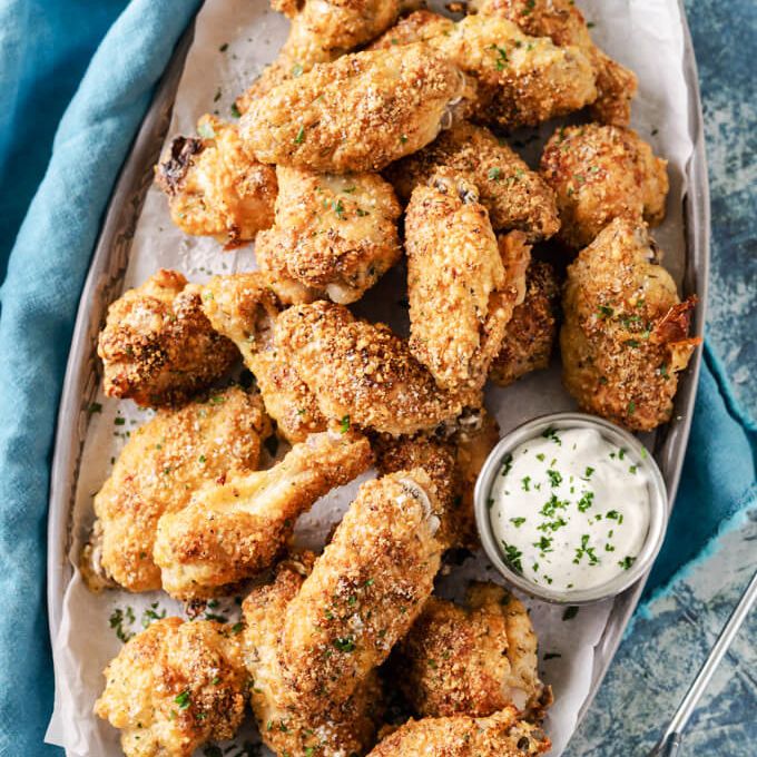 一堆面包鸡翅膀在拼盘上供应