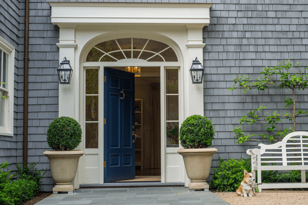 外部住宅与开放的前门。