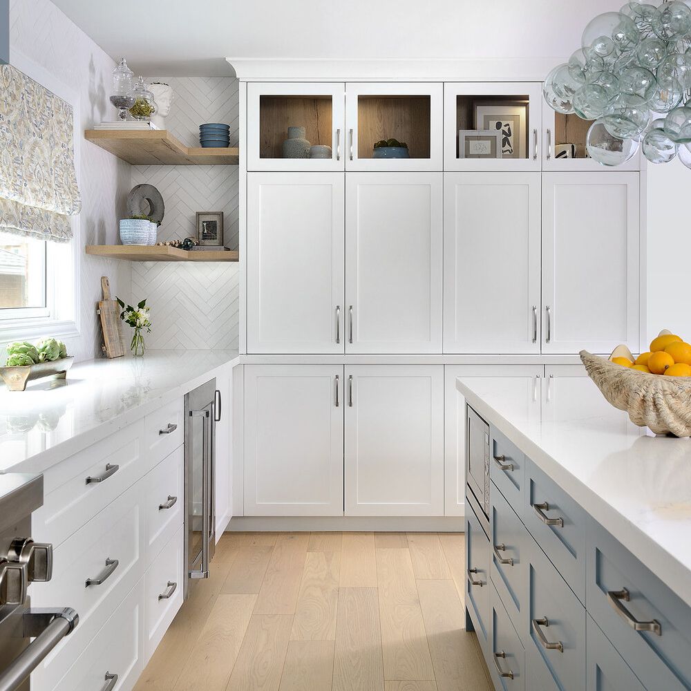 厨房侧视图有轻的木地板的。