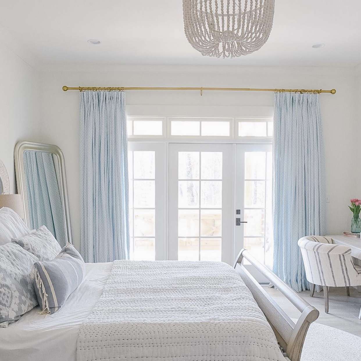 白色的卧室和蓝色的窗帘