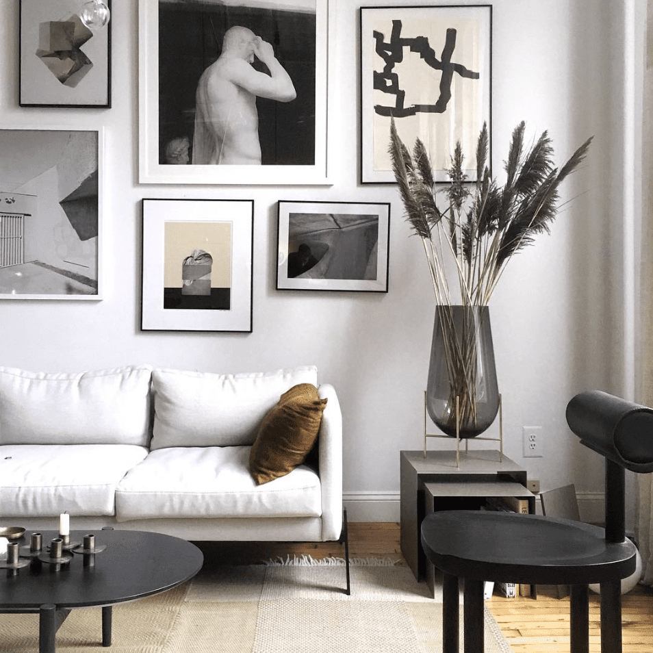 黑白画廊墙。