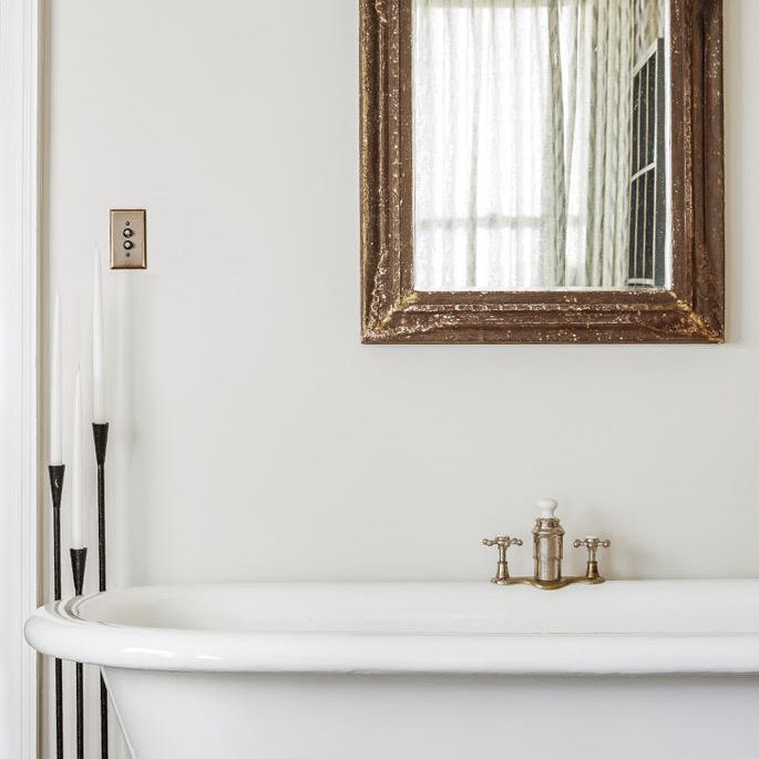 一个房间，我永远不会忘记 - 梅格拉瓦莱特浴室配有老式的clawfoot tubs和镜子