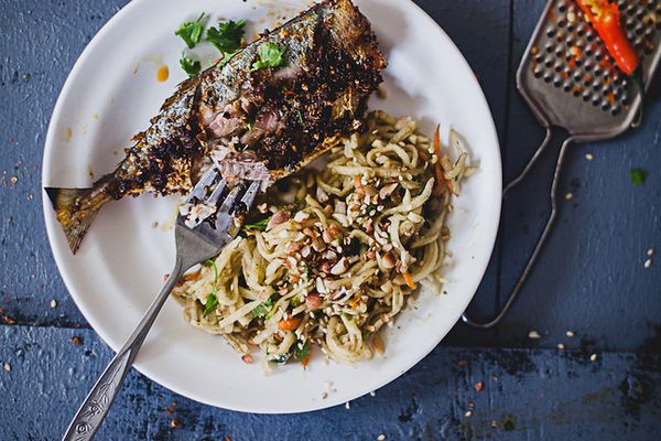 辛辣的鲭鱼和生木瓜沙拉富含维生素D。