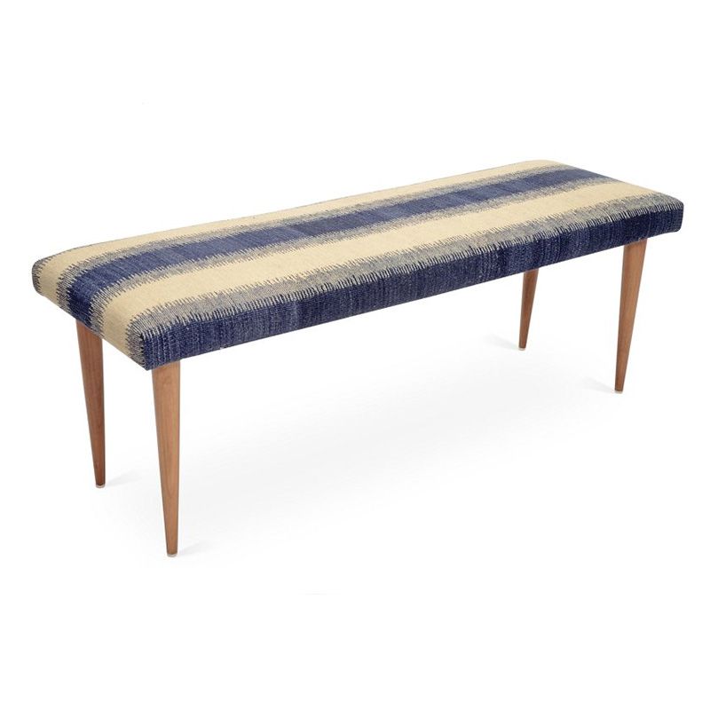 在蓝色条纹基里姆软垫长凳。