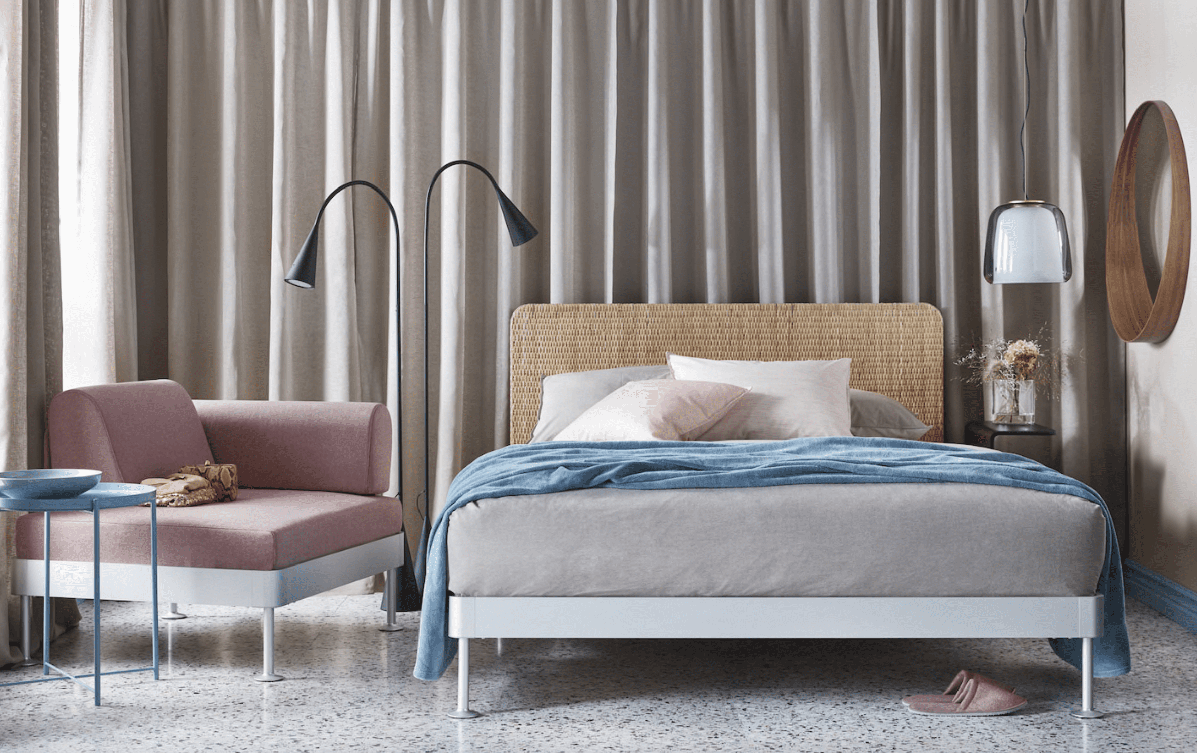 卧室用粉红色的椅子，床头藤