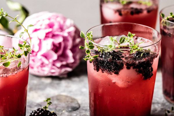 黑莓和龙舌兰酒鸡尾酒用新鲜的黑莓和百里香装饰。