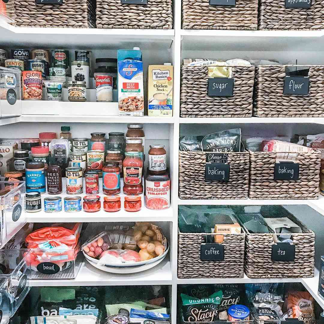 餐具室里有篮子和慵懒的苏珊