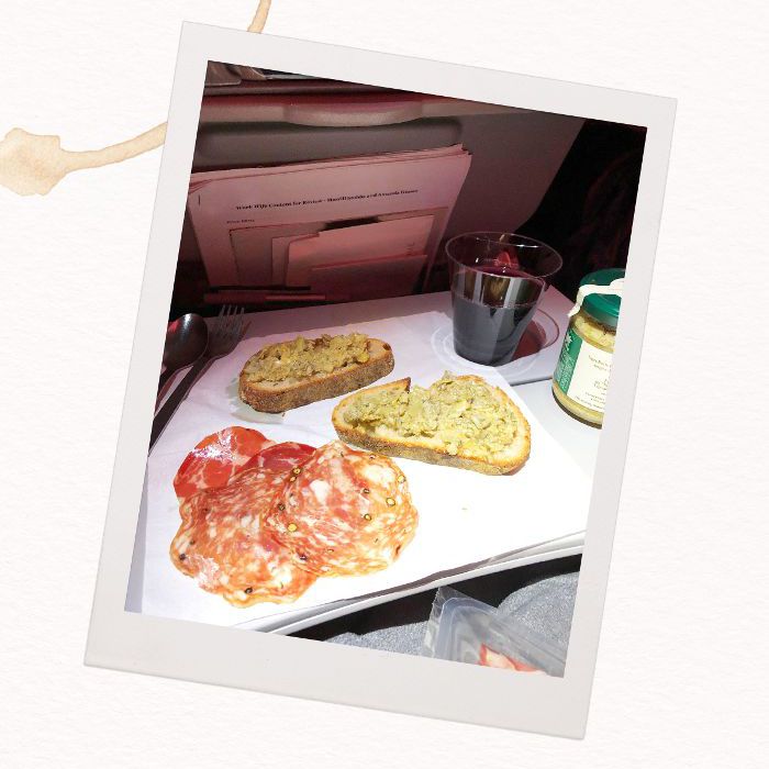 飞机上的意大利香肠和面包