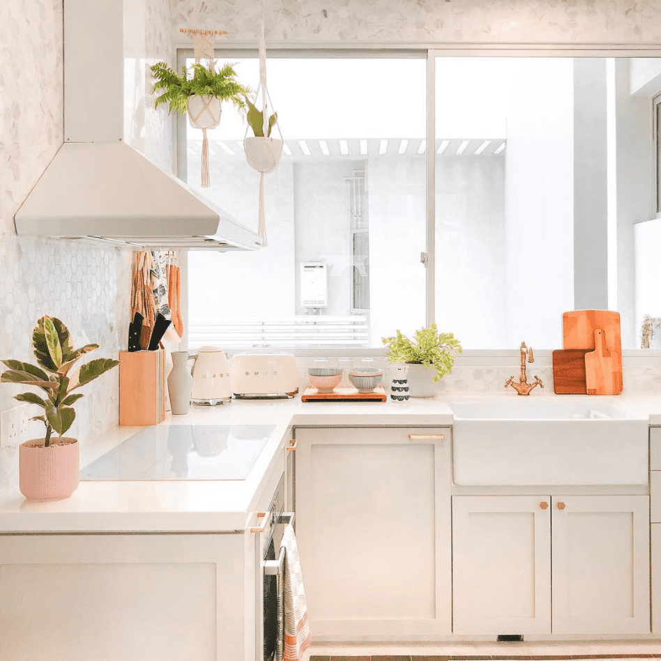 有匹配的白色烹饪器的一个小白色厨房