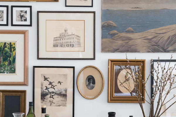 古典艺术的大型画廊墙壁。