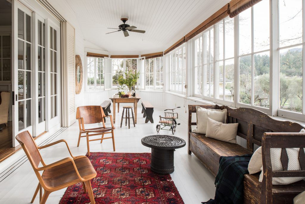 一个开放式的房间，里面摆满了木制家具和红色印花地毯