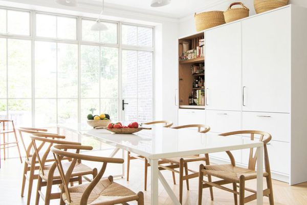 白色餐桌厨房