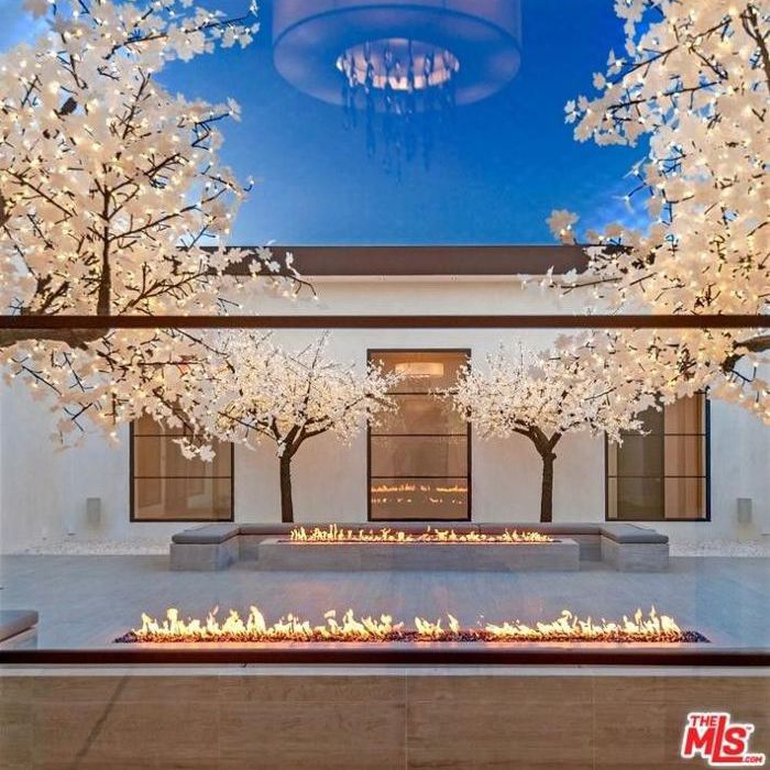 点燃人造树有两个长火表，一大片白色的家之外。