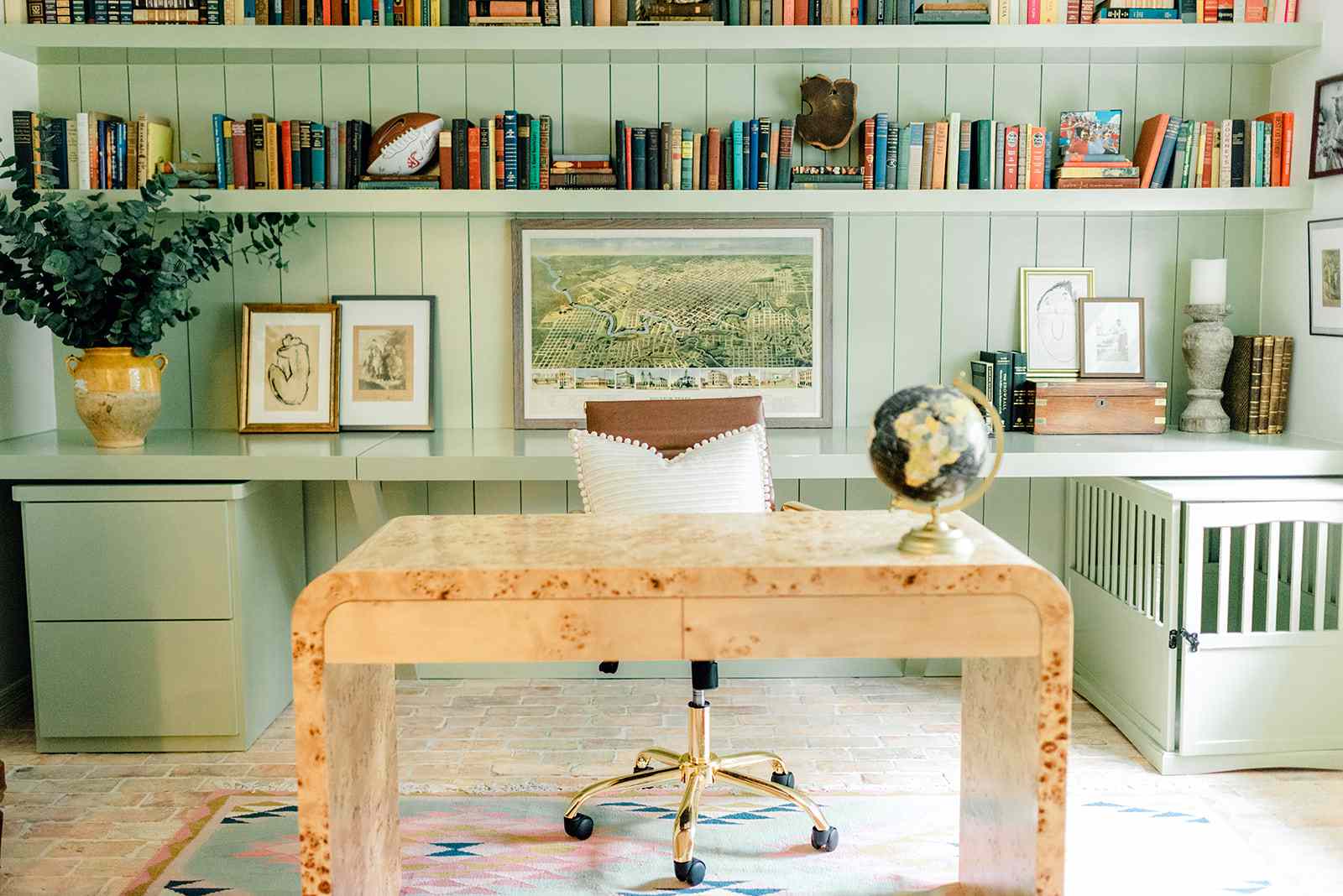 有趣和好玩的办公室与淡绿色内建。