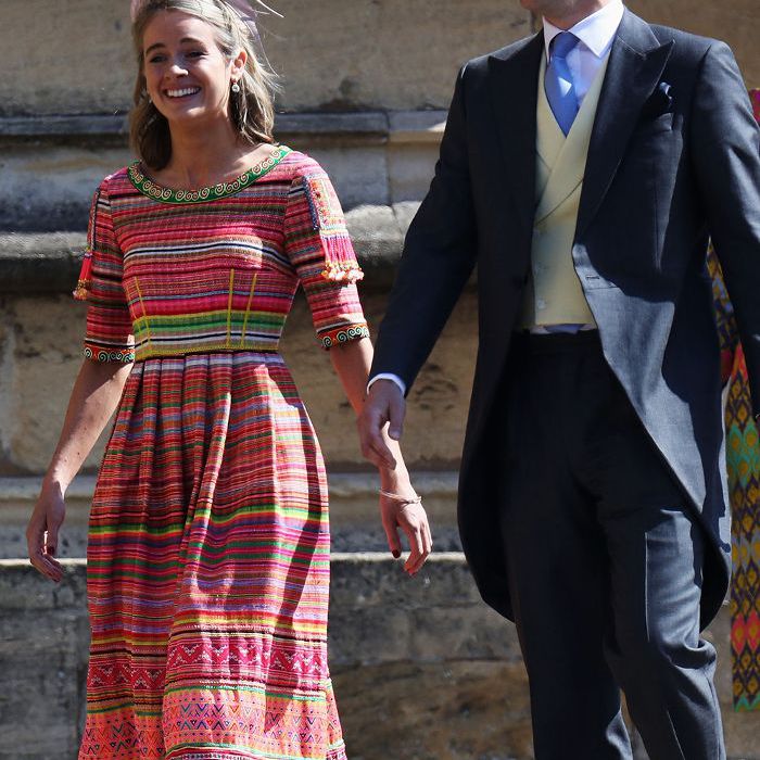 梅根和哈里的皇室婚礼嘉宾的服装:克雷西达·博纳斯穿着霓虹条纹连衣裙