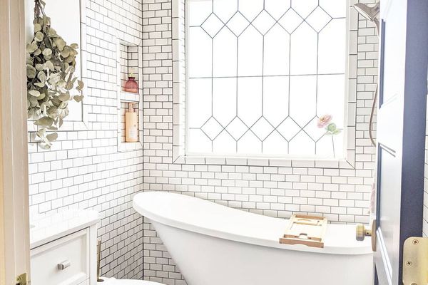 明亮的全白浴室