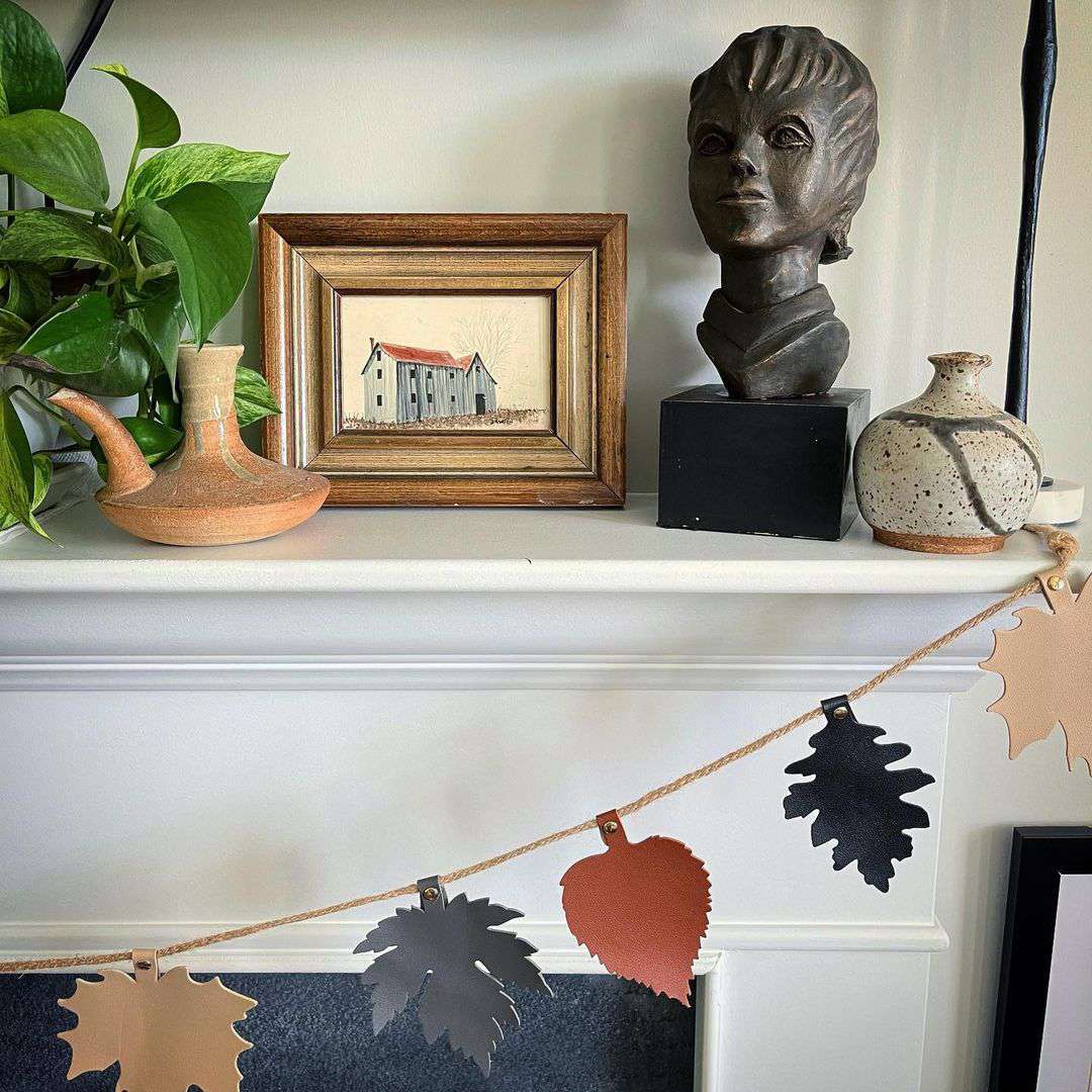 带皮革花环的披风