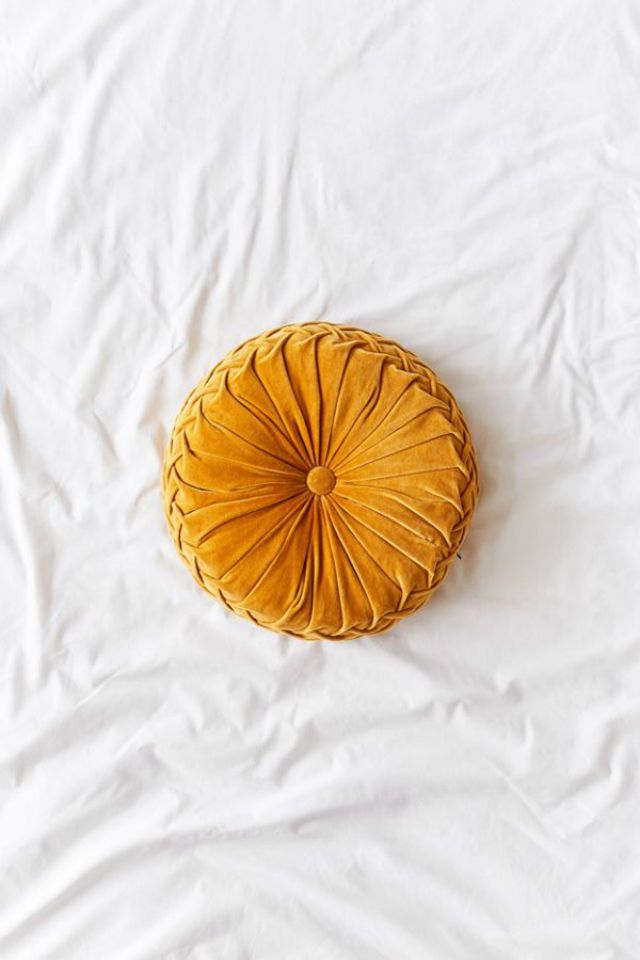 圆形细褶枕在芥末