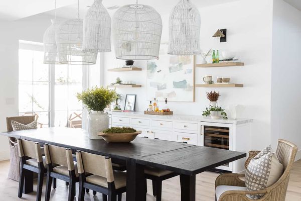 餐厅里有四盏相似的白色编织吊灯