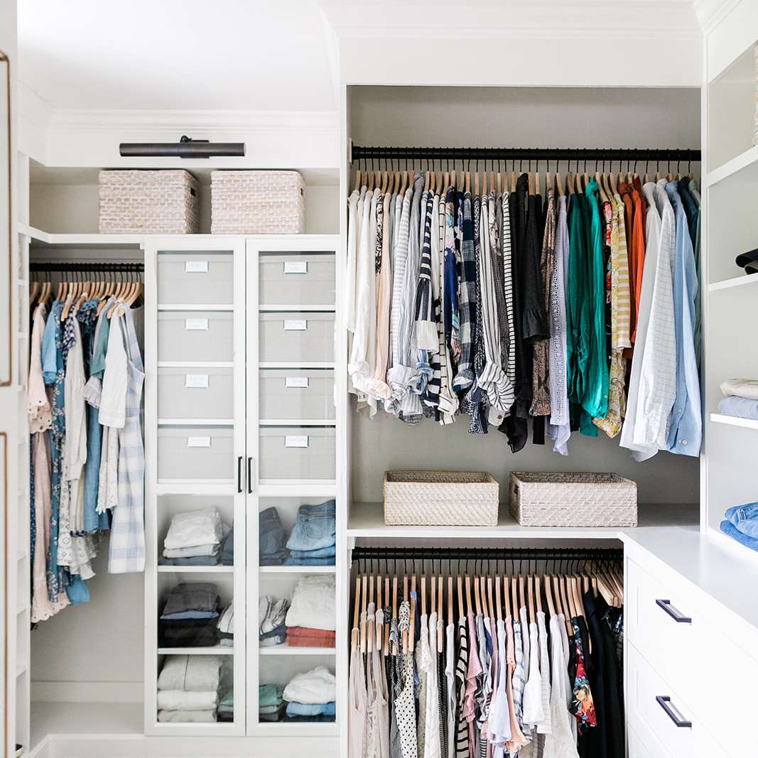 配有宜家货架、橱柜和抽屉的壁橱