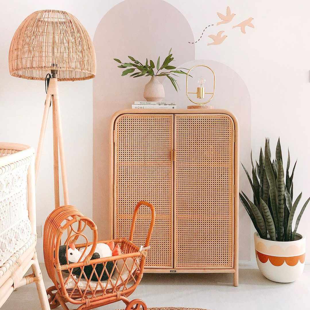 婴儿车的毛绒动物